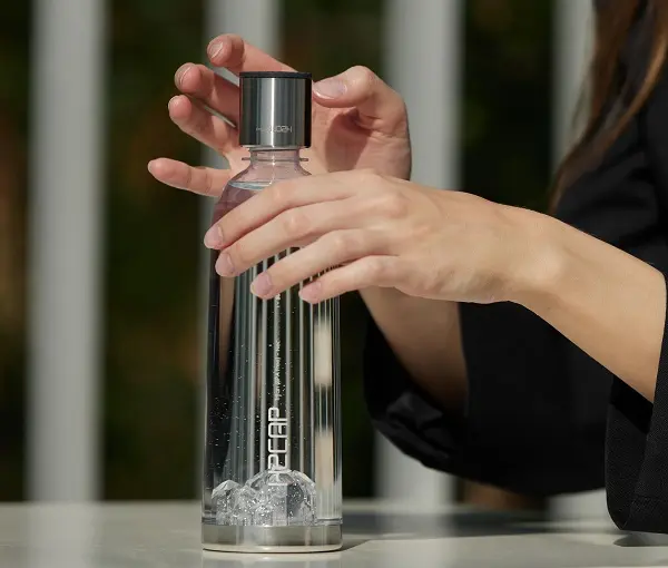 Starting a cycle on the H2CAP PLUS hydrogen water bottle